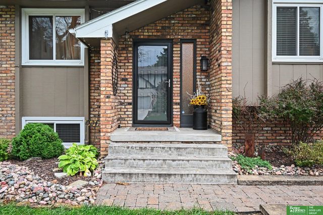 653 S 212 Street, Omaha, NE 68022