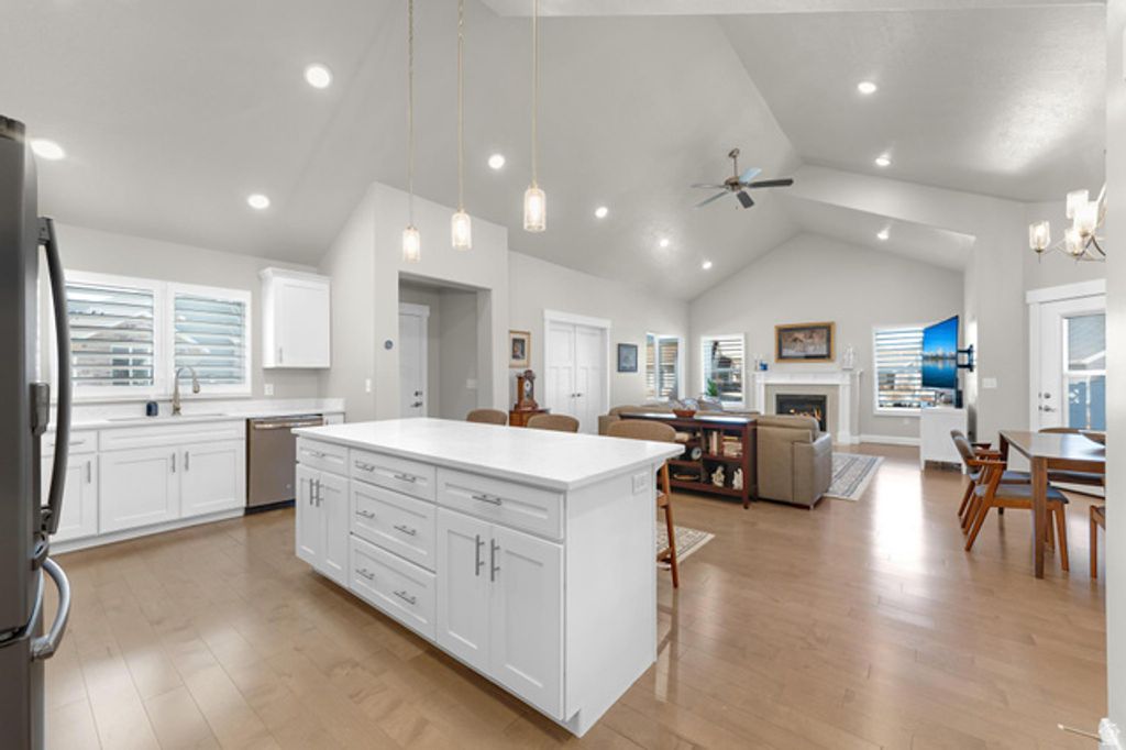 Image 6 of property listing at 417 N MALLARD DR #D, Vineyard, UT 84059