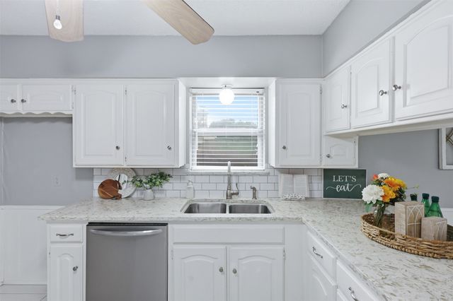 5536 Meadow Oak Street, North Richland Hills, TX 76180
