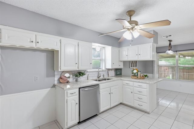 5536 Meadow Oak Street, North Richland Hills, TX 76180