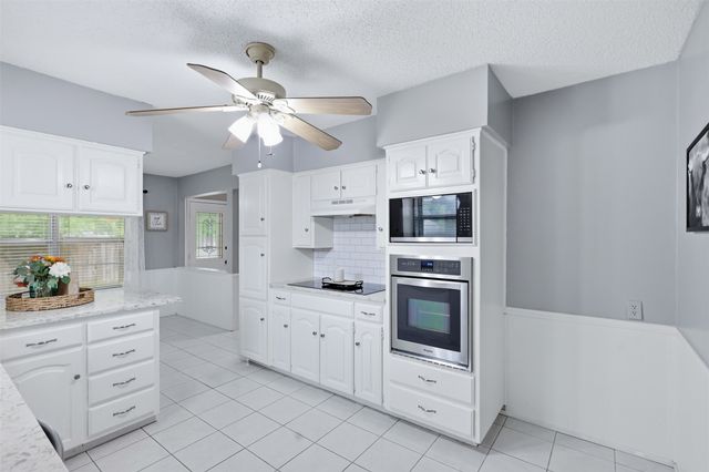 5536 Meadow Oak Street, North Richland Hills, TX 76180