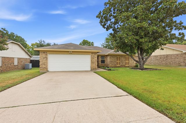 5536 Meadow Oak Street, North Richland Hills, TX 76180