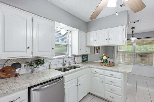 5536 Meadow Oak Street, North Richland Hills, TX 76180