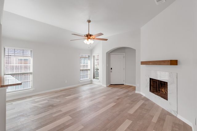 811 Cutting Horse Drive, Mansfield, TX 76063