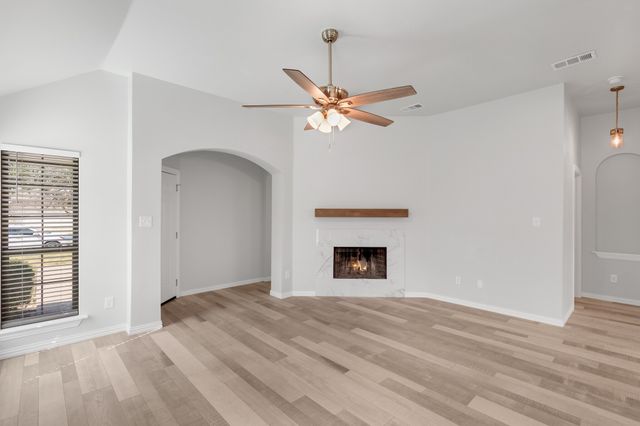 811 Cutting Horse Drive, Mansfield, TX 76063