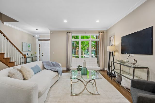 4265 W Thorndale Avenue, Chicago, IL 60646
