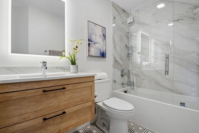 4265 W Thorndale Avenue, Chicago, IL 60646