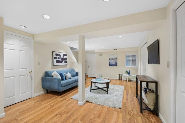 4265 W Thorndale Avenue, Chicago, IL 60646