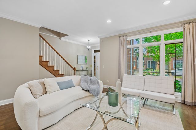 4265 W Thorndale Avenue, Chicago, IL 60646