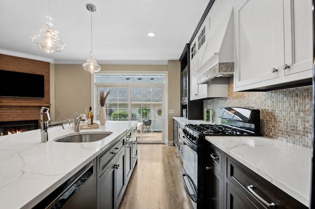 4265 W Thorndale Avenue, Chicago, IL 60646