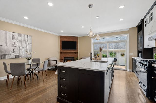 4265 W Thorndale Avenue, Chicago, IL 60646
