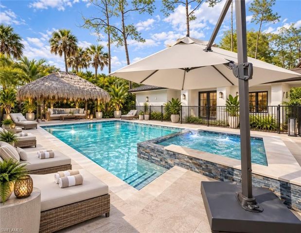 2401 Coach House LN, Naples, FL 34105