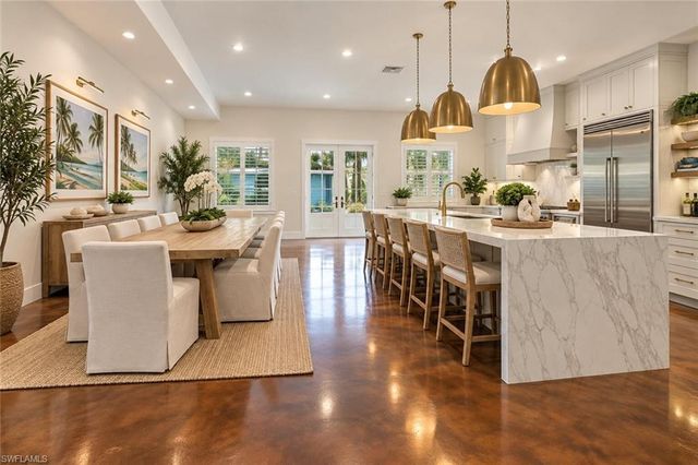 2401 Coach House LN, Naples, FL 34105