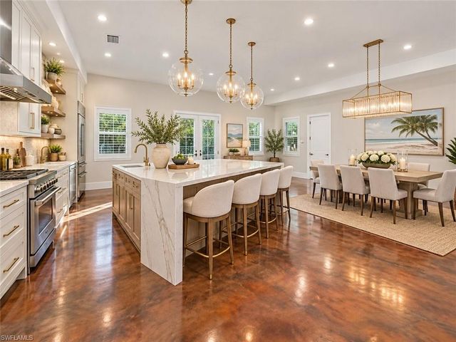 2401 Coach House LN, Naples, FL 34105