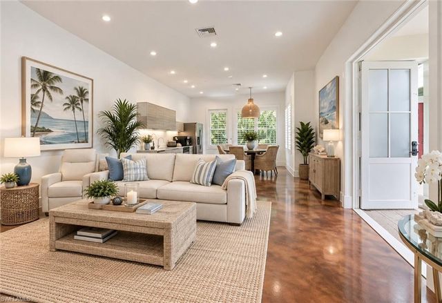 2401 Coach House LN, Naples, FL 34105