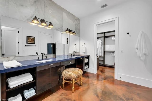 2401 Coach House LN, Naples, FL 34105