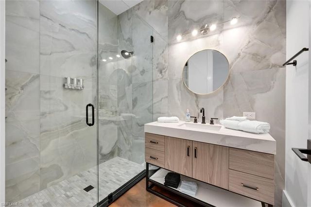 2401 Coach House LN, Naples, FL 34105
