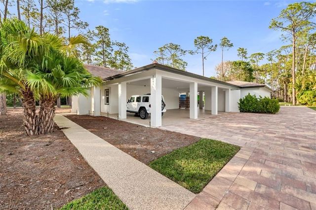 2401 Coach House LN, Naples, FL 34105
