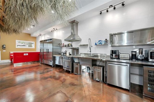 2401 Coach House LN, Naples, FL 34105