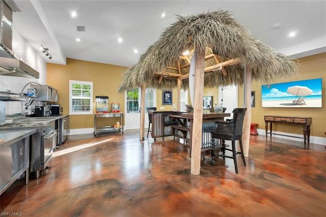 2401 Coach House LN, Naples, FL 34105