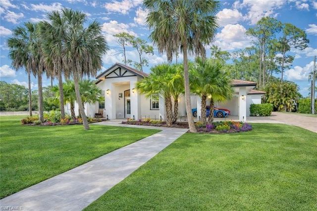 2401 Coach House LN, Naples, FL 34105