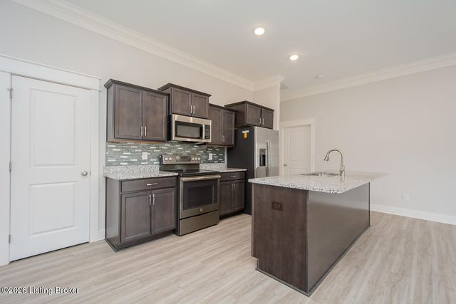 5008 Woodridge Lake Blvd, Louisville, KY 40272