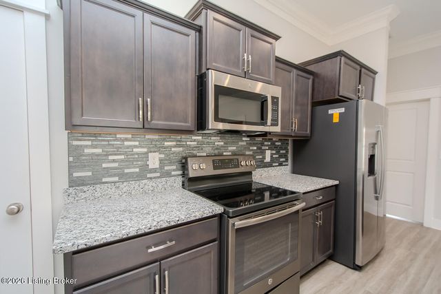 5008 Woodridge Lake Blvd, Louisville, KY 40272