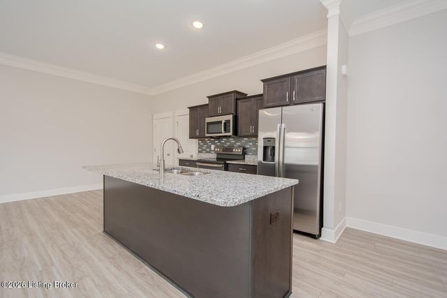 5008 Woodridge Lake Blvd, Louisville, KY 40272