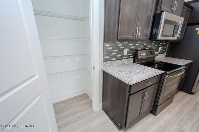 5008 Woodridge Lake Blvd, Louisville, KY 40272