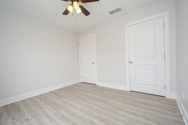 5008 Woodridge Lake Blvd, Louisville, KY 40272