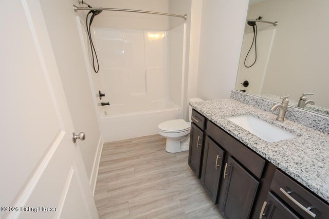 5008 Woodridge Lake Blvd, Louisville, KY 40272