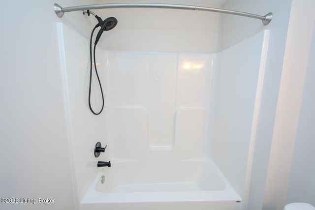 5008 Woodridge Lake Blvd, Louisville, KY 40272