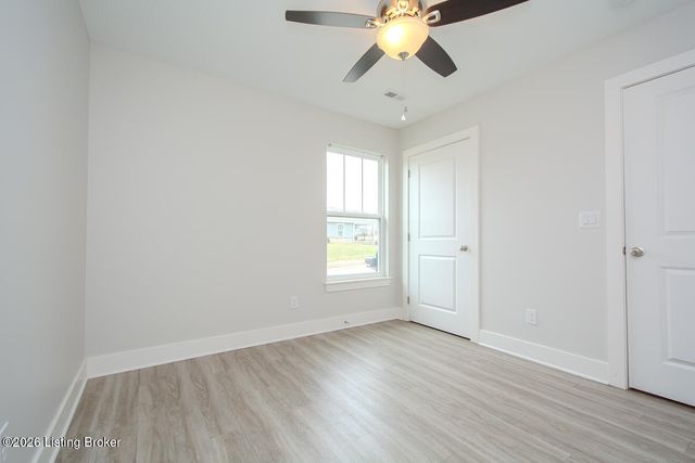 5008 Woodridge Lake Blvd, Louisville, KY 40272