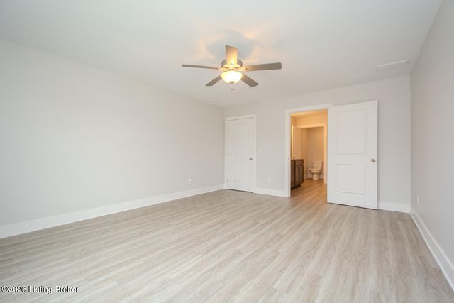 5008 Woodridge Lake Blvd, Louisville, KY 40272