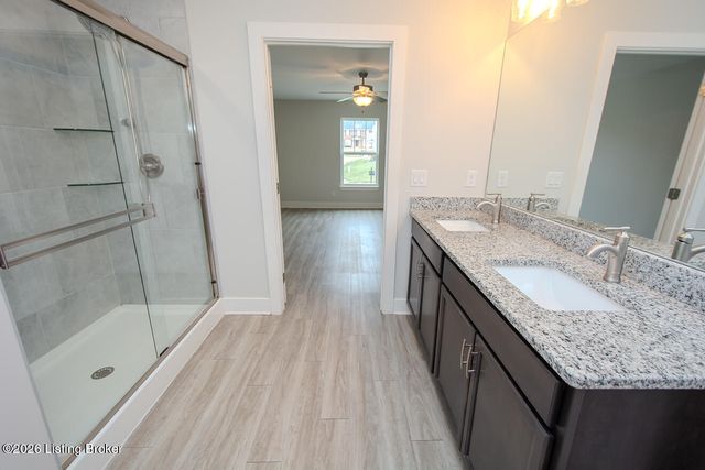 5008 Woodridge Lake Blvd, Louisville, KY 40272