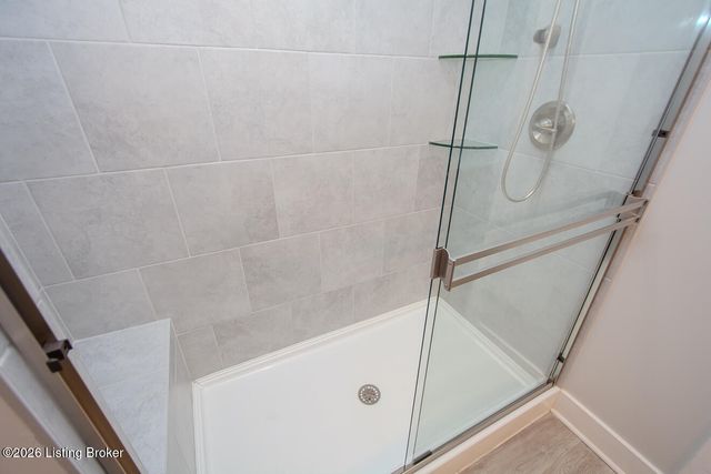 5008 Woodridge Lake Blvd, Louisville, KY 40272