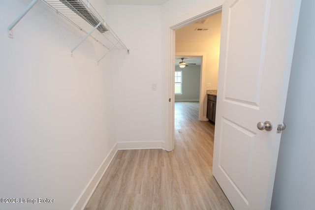 5008 Woodridge Lake Blvd, Louisville, KY 40272