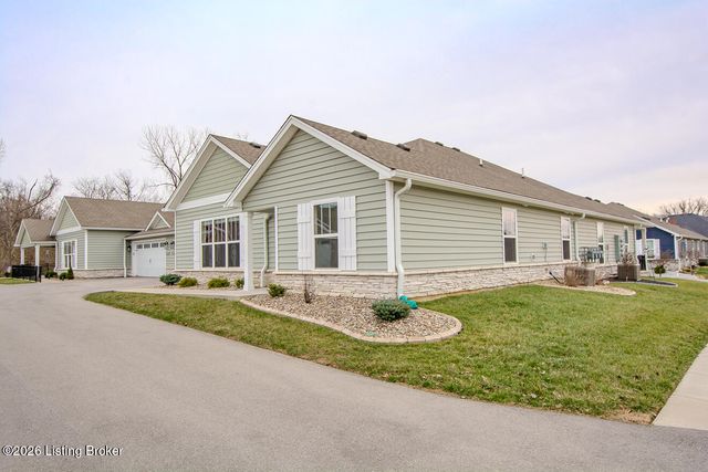 5008 Woodridge Lake Blvd, Louisville, KY 40272