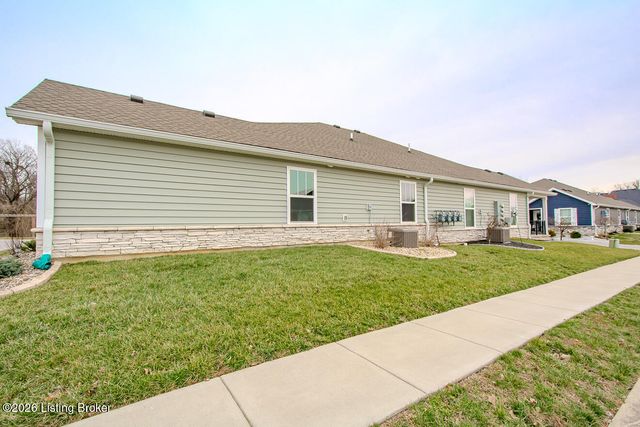 5008 Woodridge Lake Blvd, Louisville, KY 40272