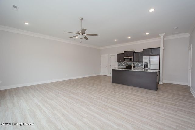 5008 Woodridge Lake Blvd, Louisville, KY 40272