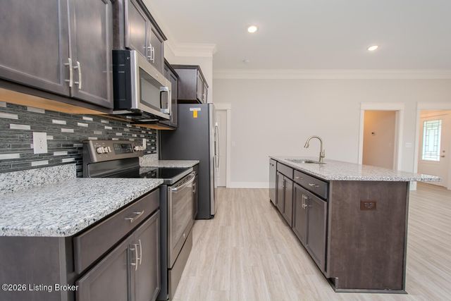 5008 Woodridge Lake Blvd, Louisville, KY 40272