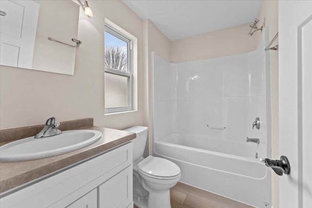 1572 Falcon DRIVE, Hartford, WI 53027