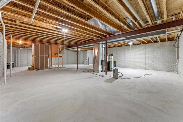 1572 Falcon DRIVE, Hartford, WI 53027