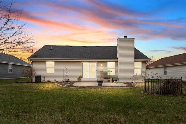 1572 Falcon DRIVE, Hartford, WI 53027