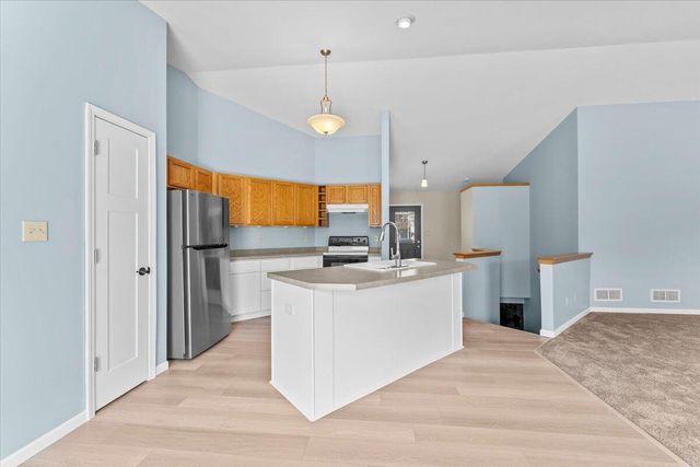1572 Falcon DRIVE, Hartford, WI 53027