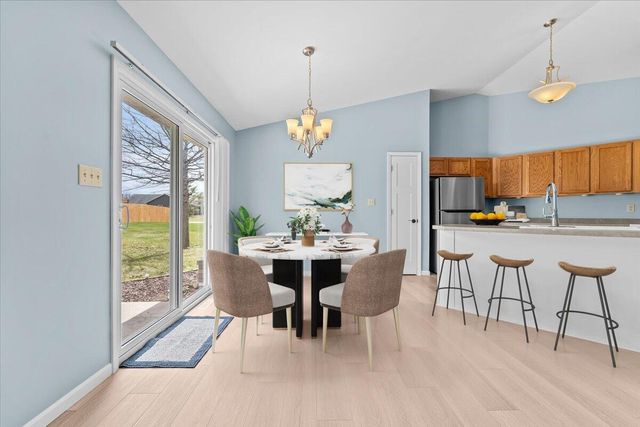 1572 Falcon DRIVE, Hartford, WI 53027