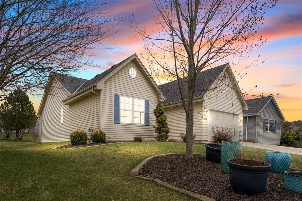 1572 Falcon DRIVE, Hartford, WI 53027