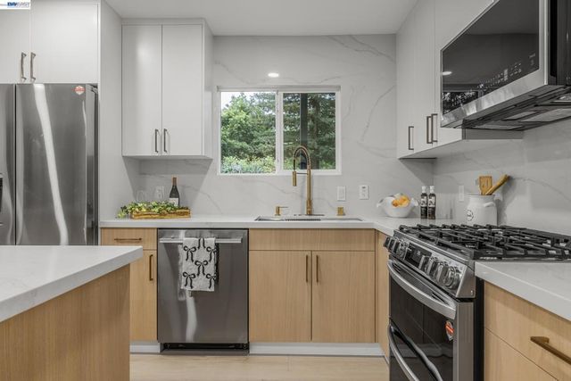 1528 Saratoga Dr, Milpitas, CA 95035