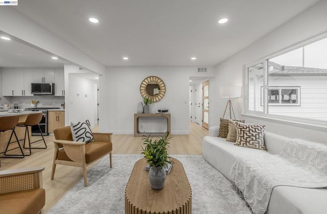 1528 Saratoga Dr, Milpitas, CA 95035