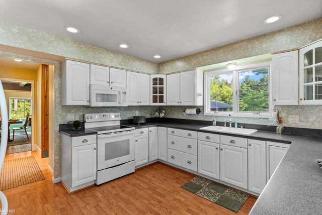 1061 Rose Center Road, Fenton, MI 48430